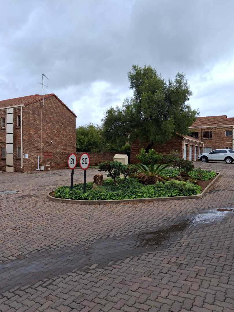 2 Bedroom Property for Sale in Die Hoewes Gauteng
