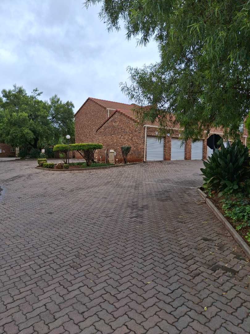 2 Bedroom Property for Sale in Die Hoewes Gauteng