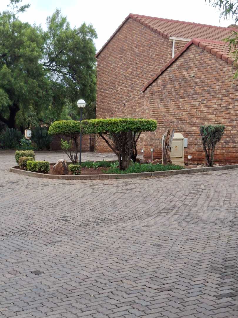 2 Bedroom Property for Sale in Die Hoewes Gauteng