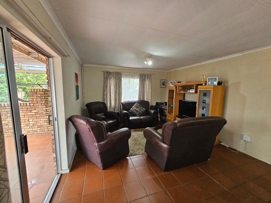 3 Bedroom Property for Sale in Die Hoewes Gauteng