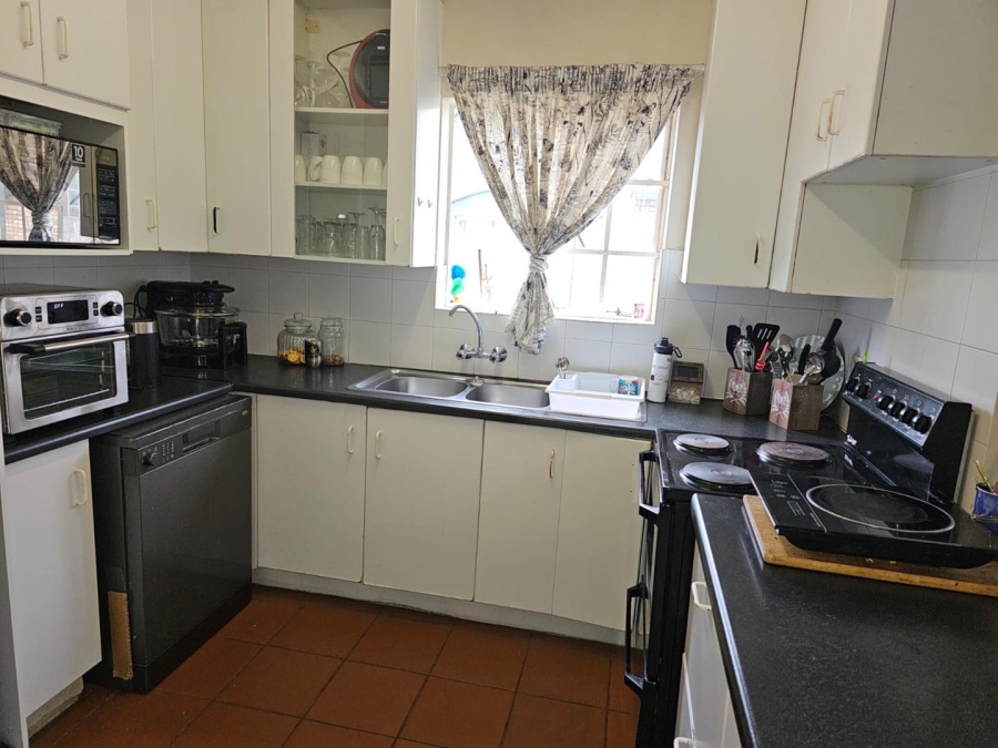 3 Bedroom Property for Sale in Die Hoewes Gauteng
