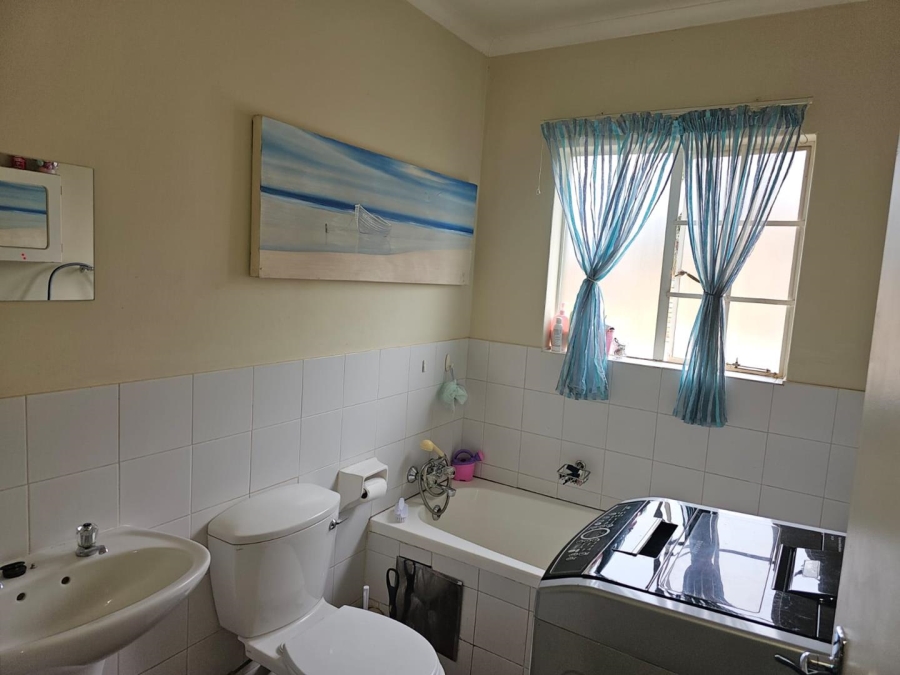 3 Bedroom Property for Sale in Die Hoewes Gauteng