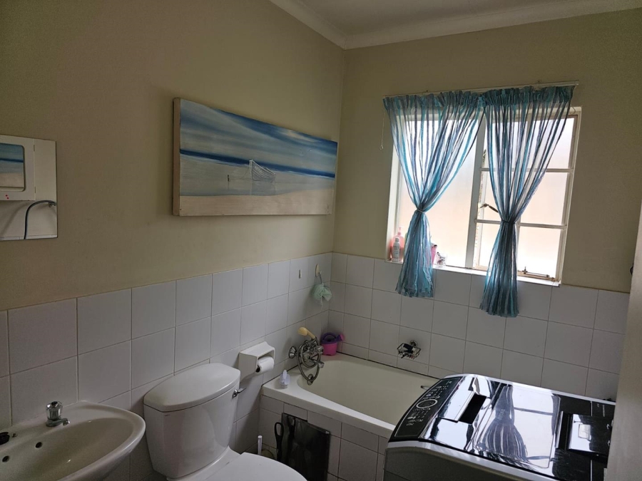 3 Bedroom Property for Sale in Die Hoewes Gauteng