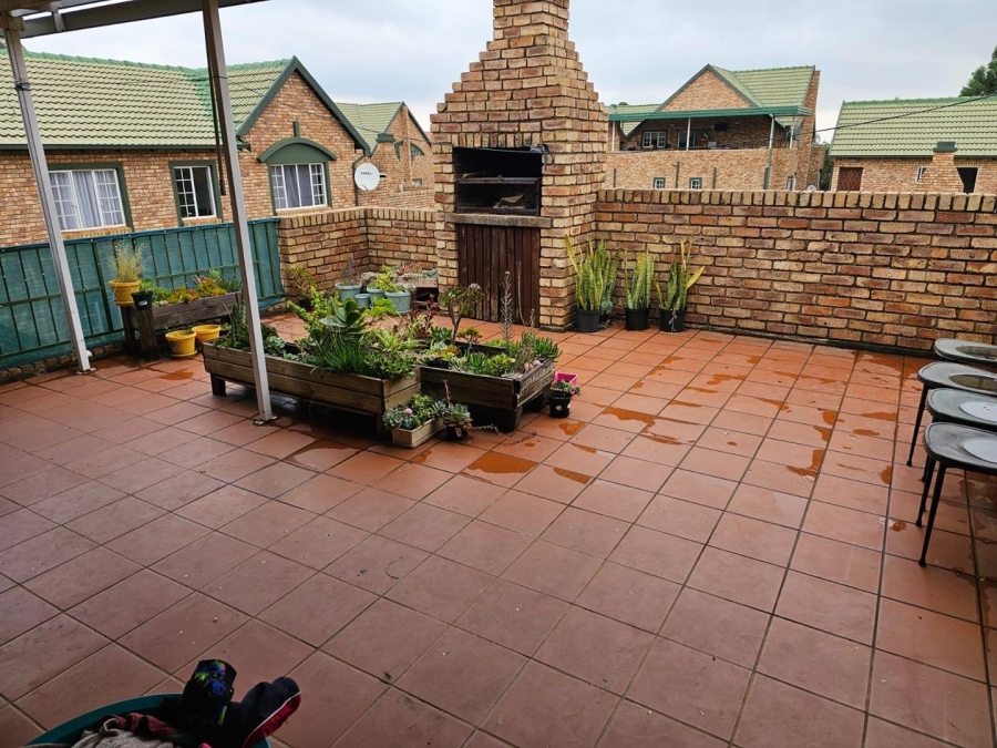 3 Bedroom Property for Sale in Die Hoewes Gauteng