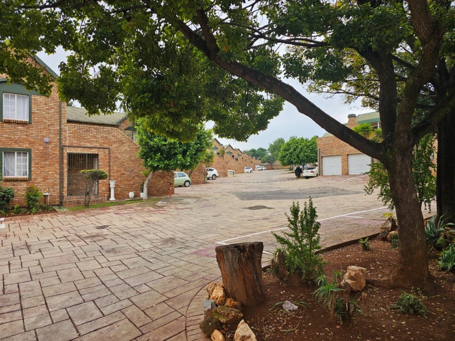 3 Bedroom Property for Sale in Die Hoewes Gauteng