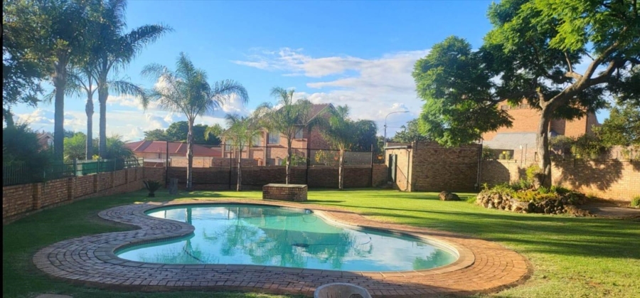 3 Bedroom Property for Sale in Die Hoewes Gauteng