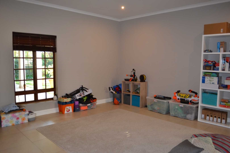 To Let 5 Bedroom Property for Rent in Woodhill Estate Gauteng