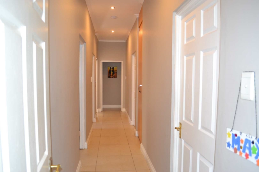 To Let 5 Bedroom Property for Rent in Woodhill Estate Gauteng