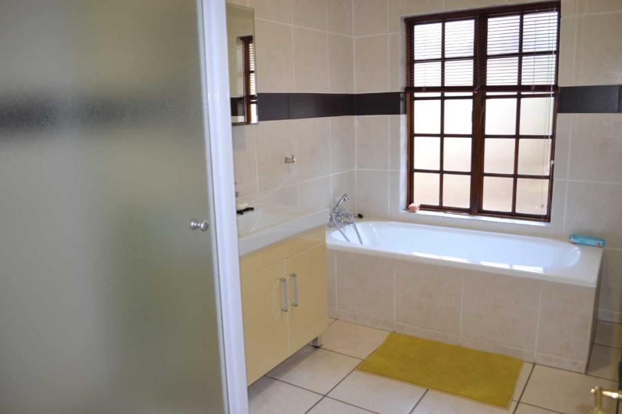 To Let 5 Bedroom Property for Rent in Woodhill Estate Gauteng