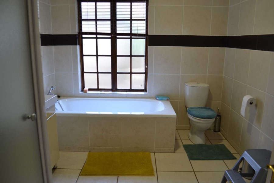 To Let 5 Bedroom Property for Rent in Woodhill Estate Gauteng
