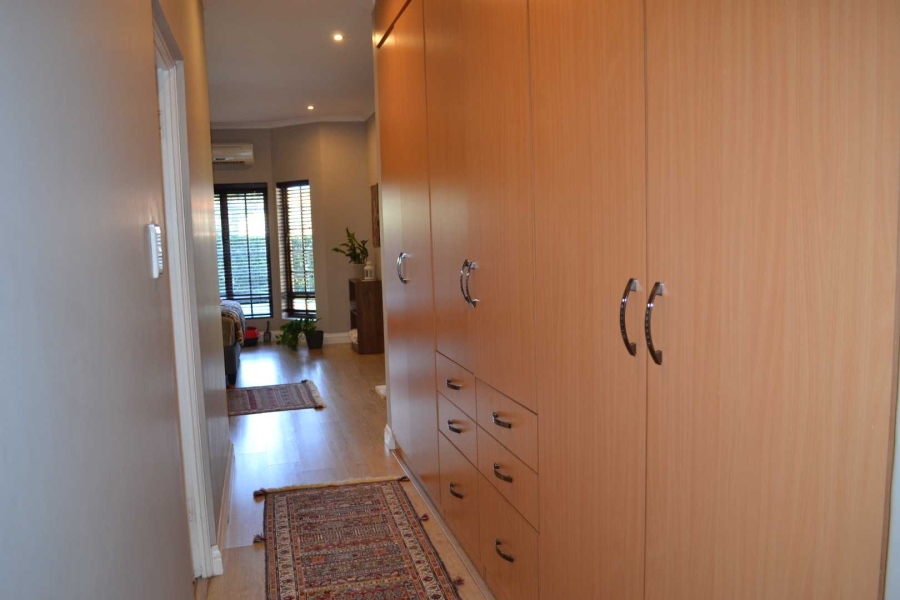 To Let 5 Bedroom Property for Rent in Woodhill Estate Gauteng