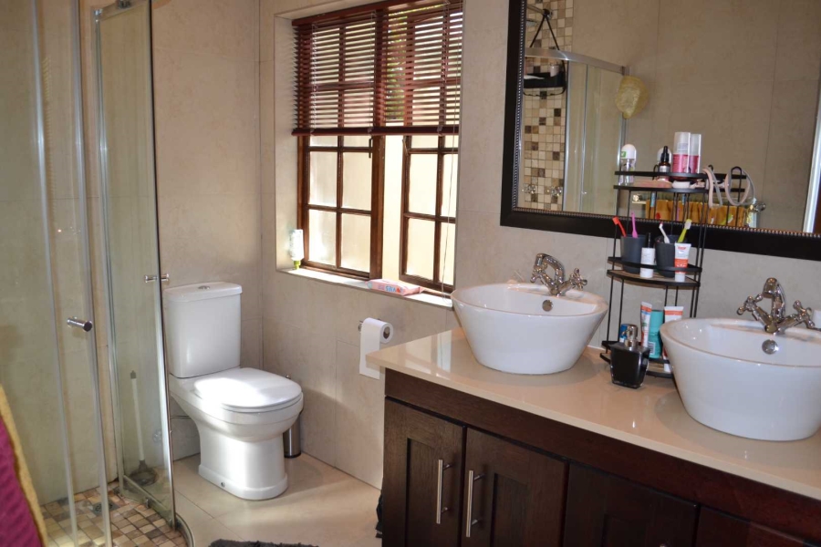 To Let 5 Bedroom Property for Rent in Woodhill Estate Gauteng