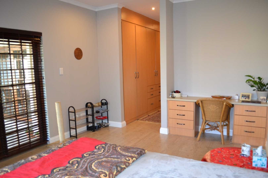 To Let 5 Bedroom Property for Rent in Woodhill Estate Gauteng