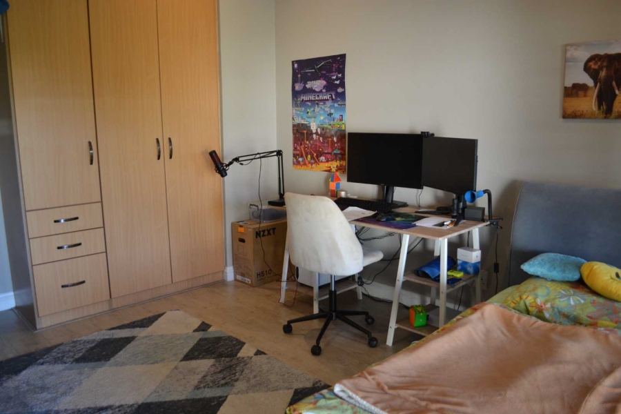 To Let 5 Bedroom Property for Rent in Woodhill Estate Gauteng