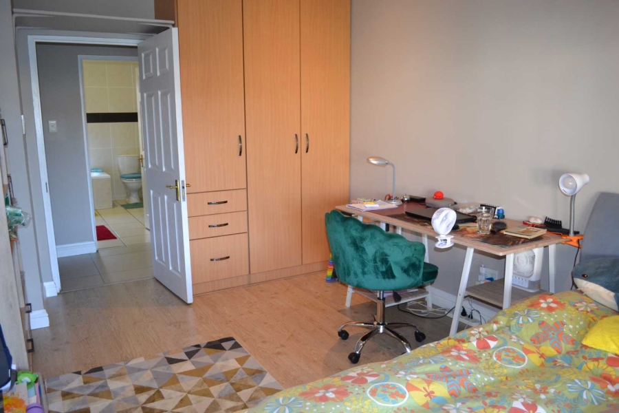 To Let 5 Bedroom Property for Rent in Woodhill Estate Gauteng