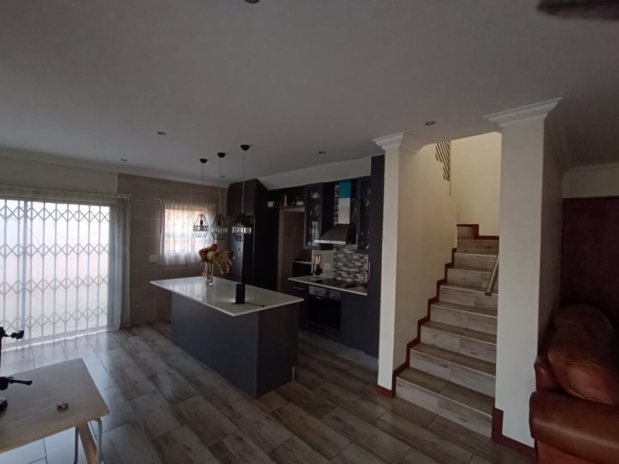3 Bedroom Property for Sale in Thatchfield Hills Gauteng