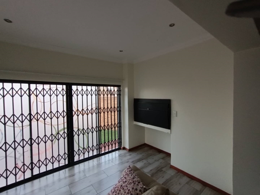 3 Bedroom Property for Sale in Thatchfield Hills Gauteng