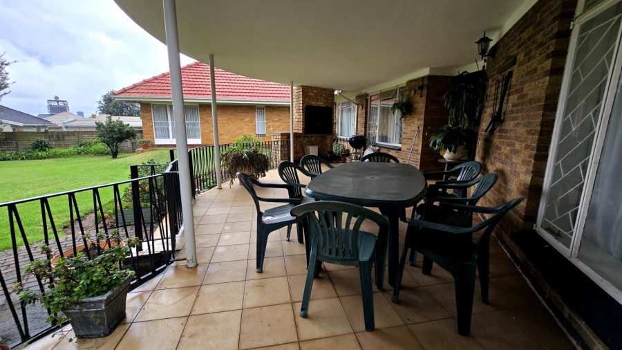 4 Bedroom Property for Sale in Robertsham Gauteng