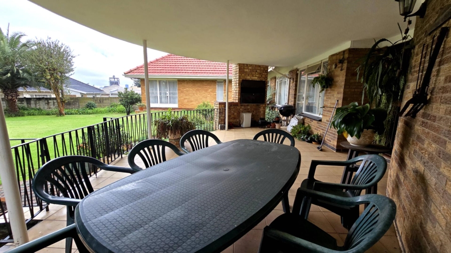 4 Bedroom Property for Sale in Robertsham Gauteng