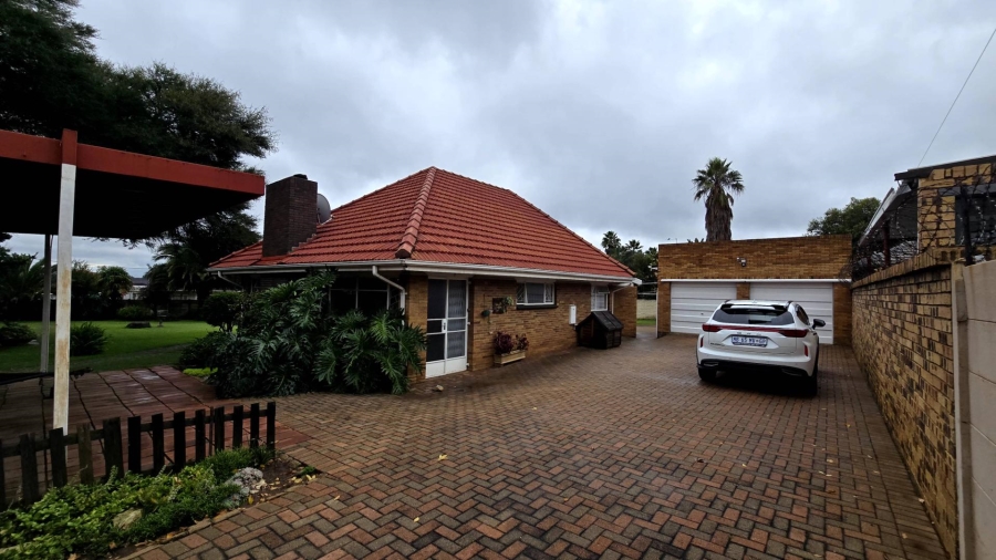 4 Bedroom Property for Sale in Robertsham Gauteng