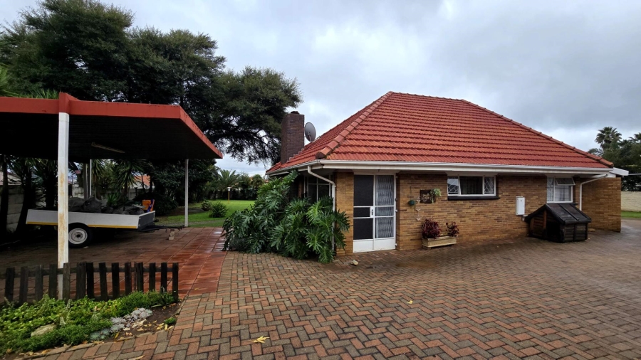 4 Bedroom Property for Sale in Robertsham Gauteng