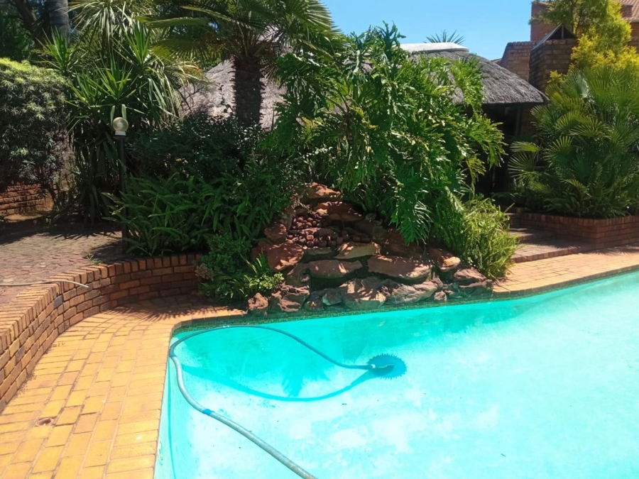 To Let 4 Bedroom Property for Rent in Glen Marais Gauteng