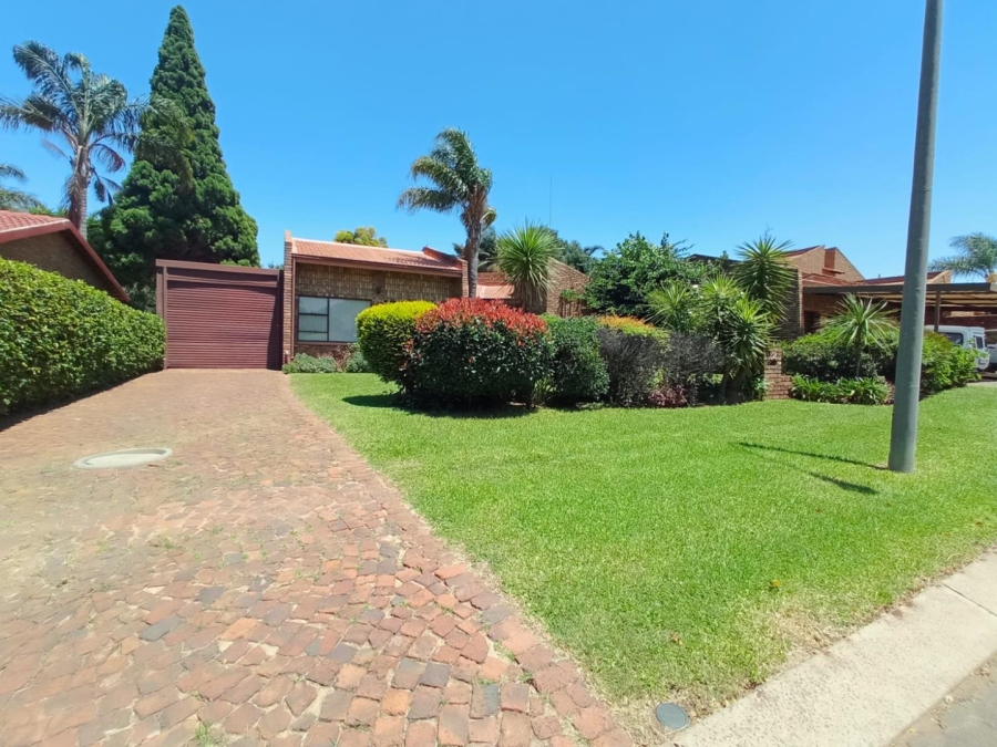 To Let 4 Bedroom Property for Rent in Glen Marais Gauteng