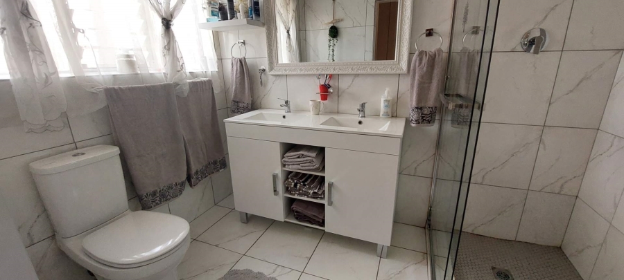 4 Bedroom Property for Sale in Brackenhurst Gauteng