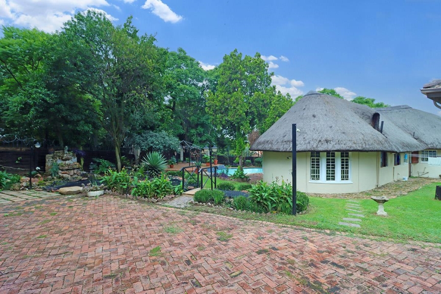 To Let 6 Bedroom Property for Rent in Buccleuch Gauteng