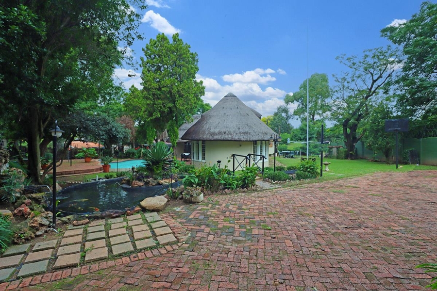 To Let 6 Bedroom Property for Rent in Buccleuch Gauteng