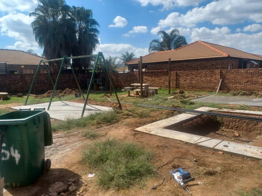 2 Bedroom Property for Sale in Andeon Gauteng