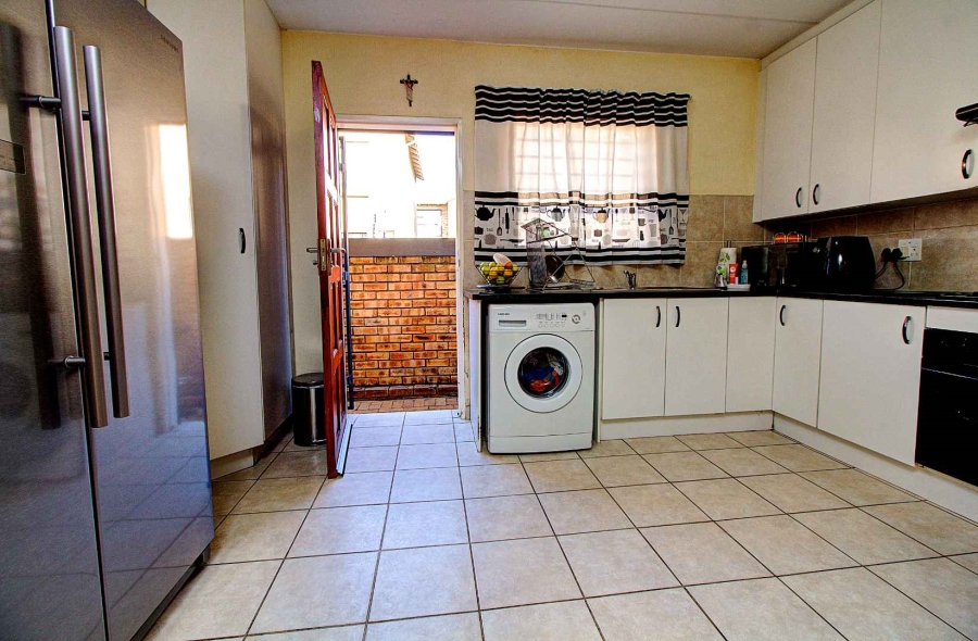 3 Bedroom Property for Sale in Wilgeheuwel Gauteng