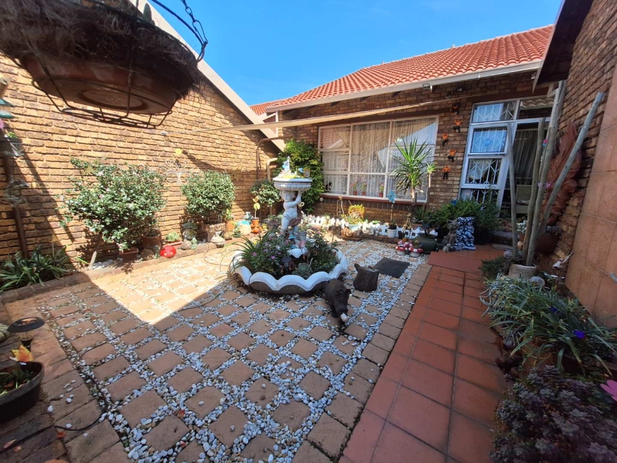 3 Bedroom Property for Sale in Gosforth Park Gauteng