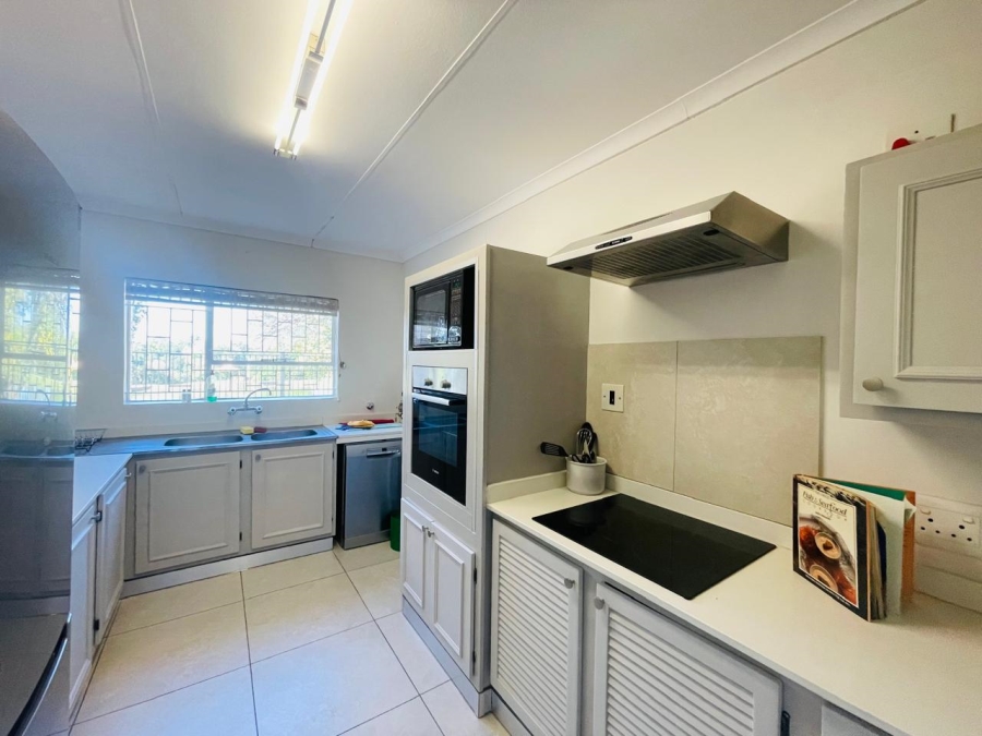 To Let 2 Bedroom Property for Rent in Illovo Gauteng
