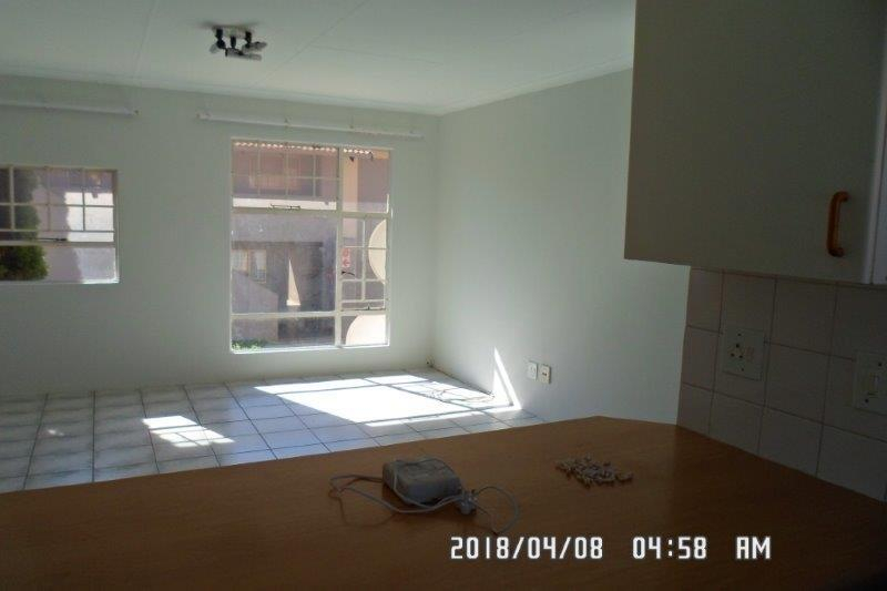 To Let 2 Bedroom Property for Rent in Die Hoewes Gauteng