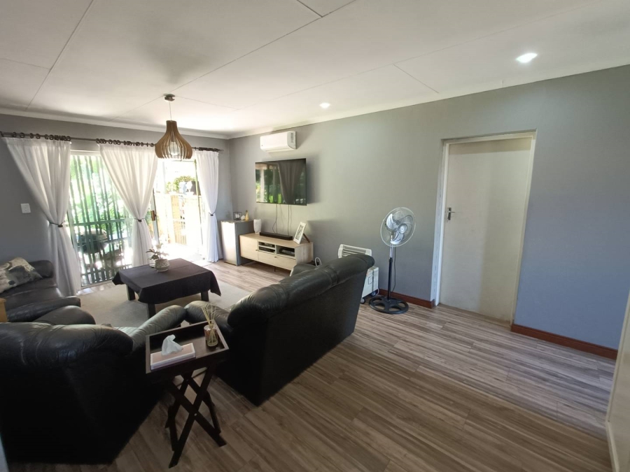 2 Bedroom Property for Sale in Die Hoewes Gauteng