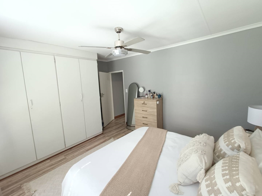 2 Bedroom Property for Sale in Die Hoewes Gauteng