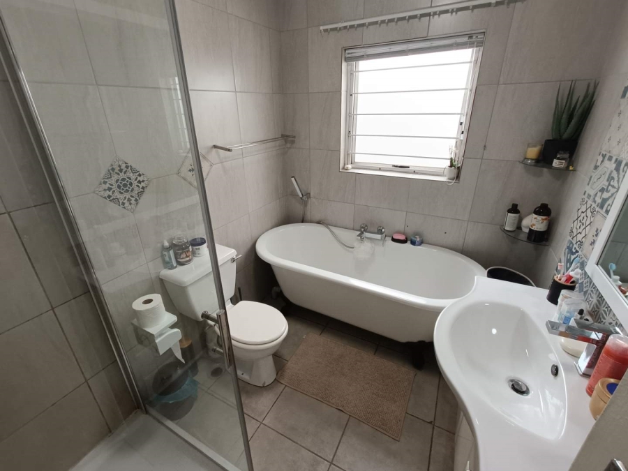 2 Bedroom Property for Sale in Die Hoewes Gauteng