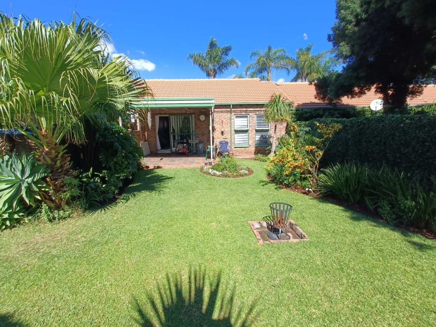 2 Bedroom Property for Sale in Die Hoewes Gauteng