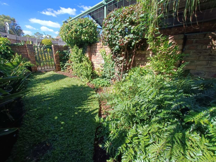 2 Bedroom Property for Sale in Die Hoewes Gauteng