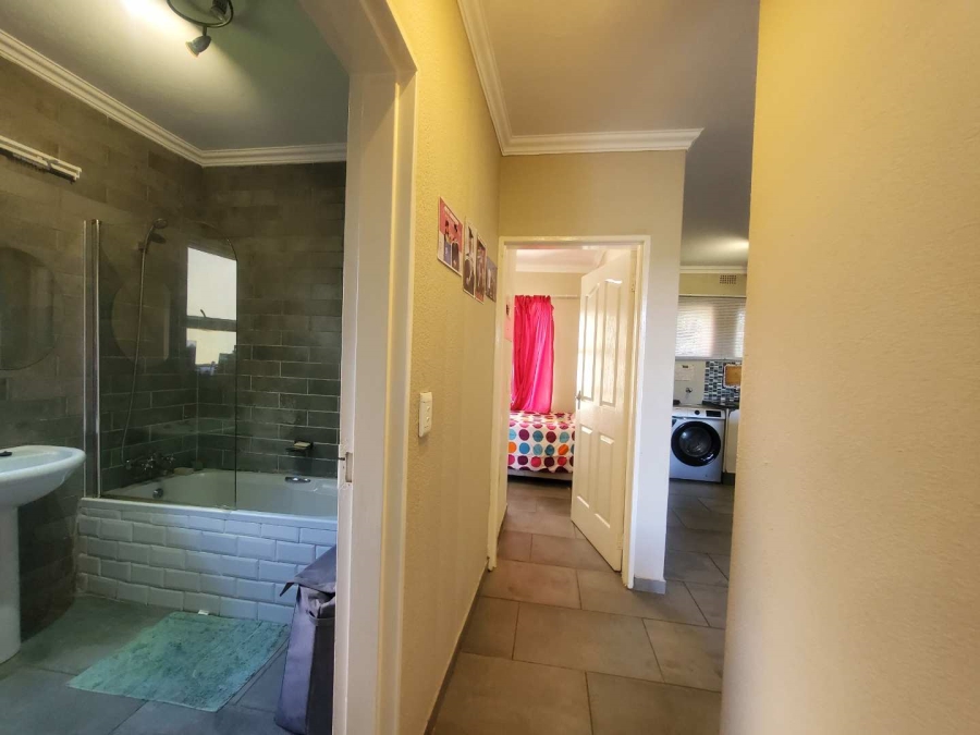 To Let 2 Bedroom Property for Rent in Wilro Park Gauteng
