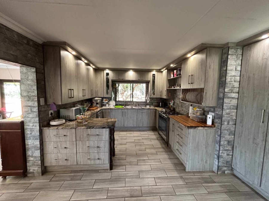7 Bedroom Property for Sale in Schoongezicht Gauteng