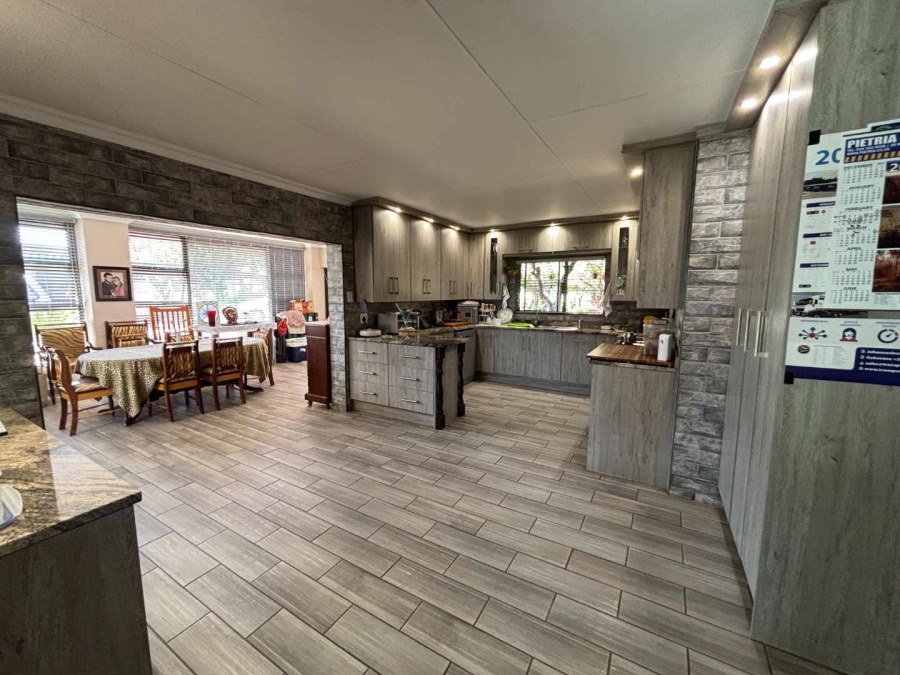 7 Bedroom Property for Sale in Schoongezicht Gauteng