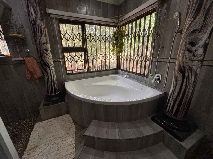 7 Bedroom Property for Sale in Schoongezicht Gauteng