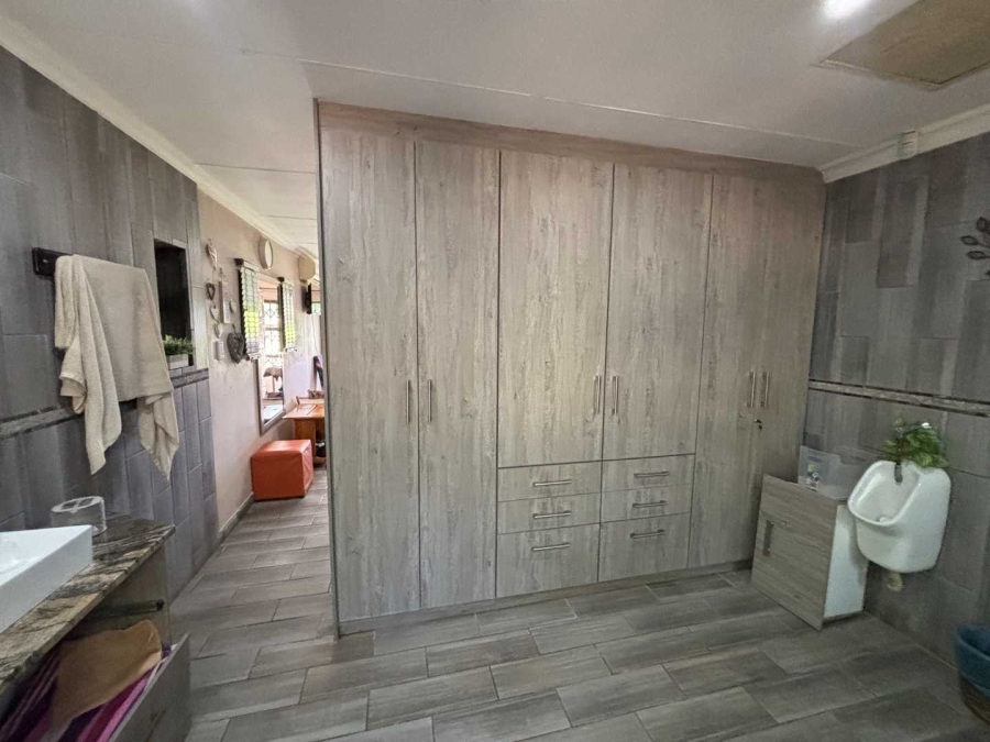 7 Bedroom Property for Sale in Schoongezicht Gauteng