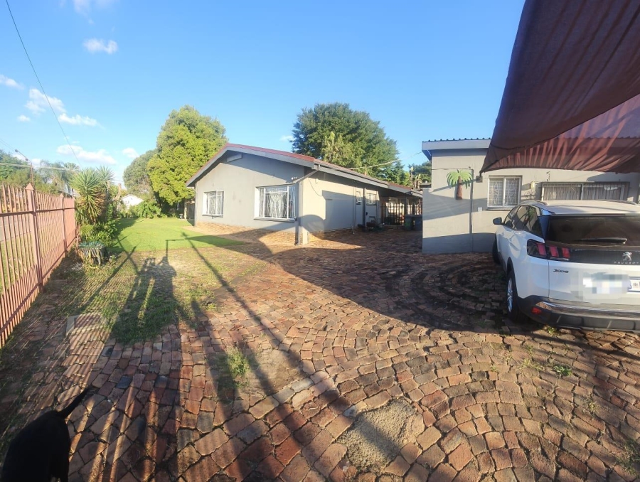 5 Bedroom Property for Sale in Mountain View Gauteng