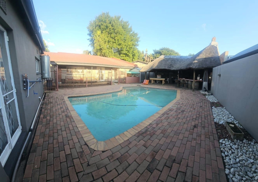 5 Bedroom Property for Sale in Mountain View Gauteng