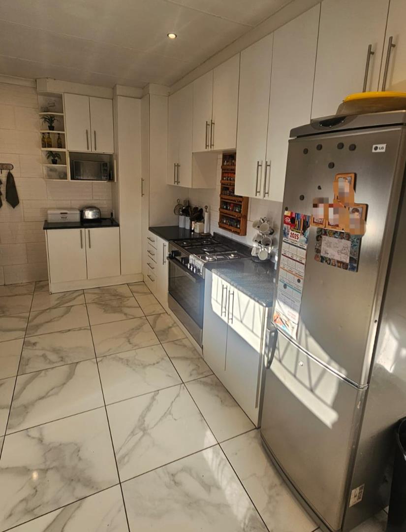 5 Bedroom Property for Sale in Mountain View Gauteng