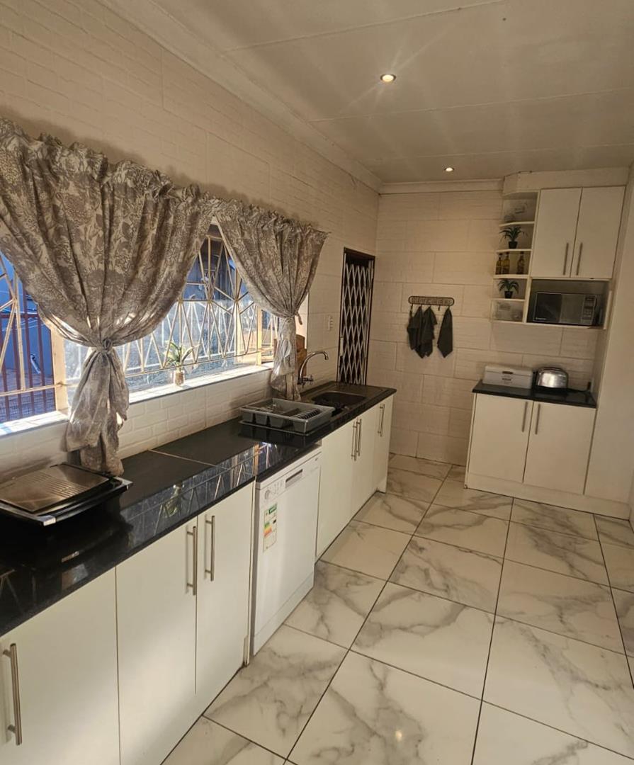 5 Bedroom Property for Sale in Mountain View Gauteng