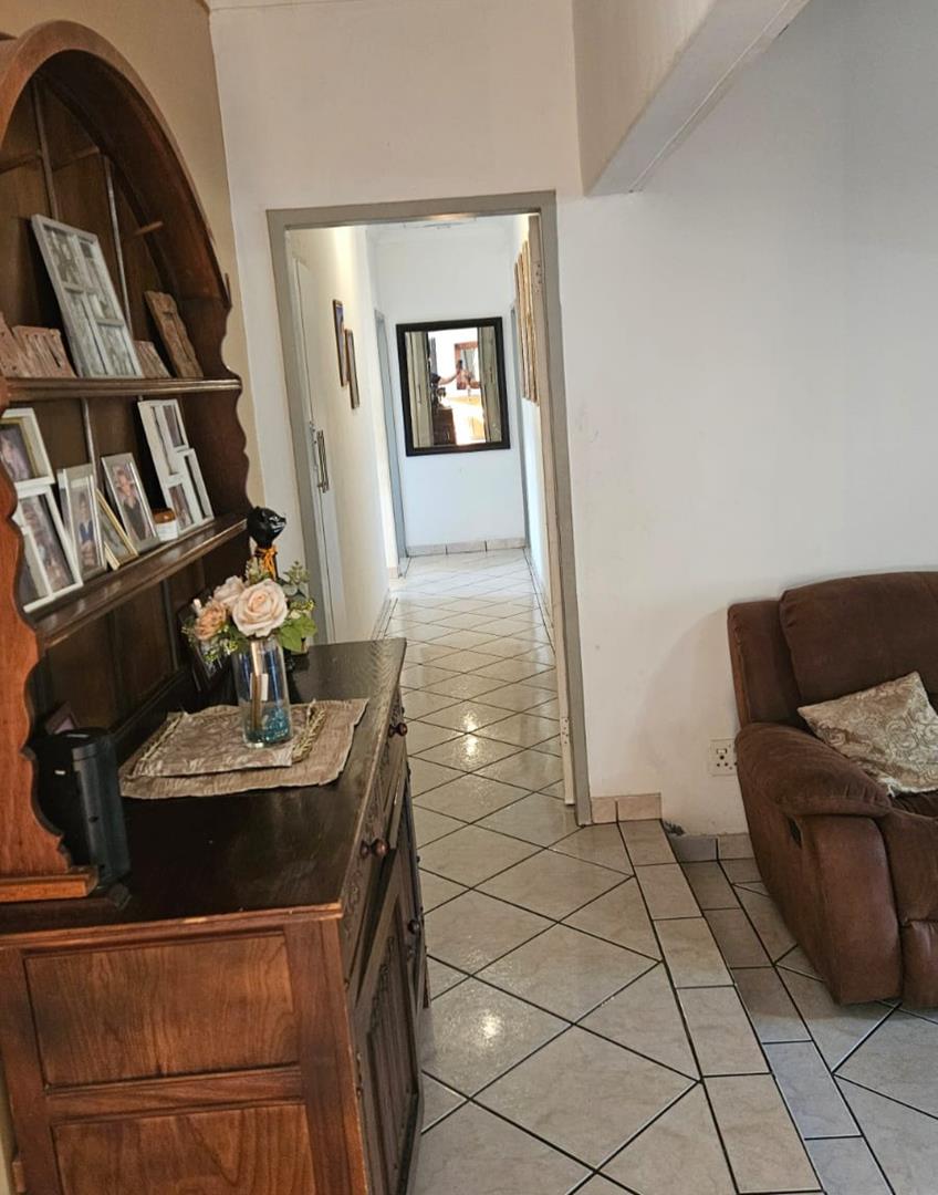 5 Bedroom Property for Sale in Mountain View Gauteng